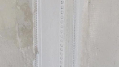 陰陽角必須使用專業(yè)護(hù)角條，安裝垂直、平整，以防碰撞導(dǎo)致陽角缺棱難以修補(bǔ)，使其更美觀順直。