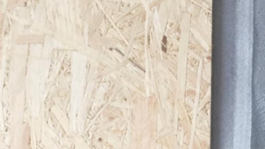 門套基層采用OSB板，貼墻基層必須再襯防潮膜，以免門套基層愛潮、發(fā)霉及發(fā)黑。