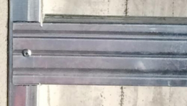 輕鋼龍骨吊頂標(biāo)準(zhǔn)：采用國標(biāo)輕鋼龍骨，取代木方吊頂工藝，邊龍骨與副龍骨用鉚釘固定