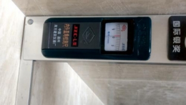 陰陽角方正度不得超過3mm，平整度不超過3mm，接縫高低需均勻一致，無掉角缺楞。