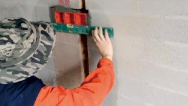 預(yù)埋暗盒前將墻面浸潤，補(bǔ)實(shí)砂漿，減少空鼓。然后用水平尺、卷尺測量位置，確保所有暗盒位置統(tǒng)一。