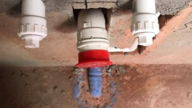 冷熱出水口一律齊平，柜內(nèi)加長內(nèi)絲彎頭，利于后期安裝，便于維修。